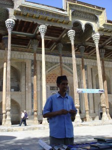 21_zlatni osmjeh uličnog prodavača knjiga ispred džamije u Buhari