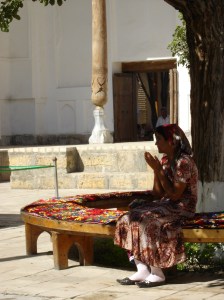 29_tiha molitva ispod drveta u kompleksu Naqshbandi pored grobnice sufijskog sveca