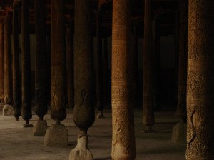 6_unutrašnjost mistične Juma džamije sa 218 stupova u Hivi